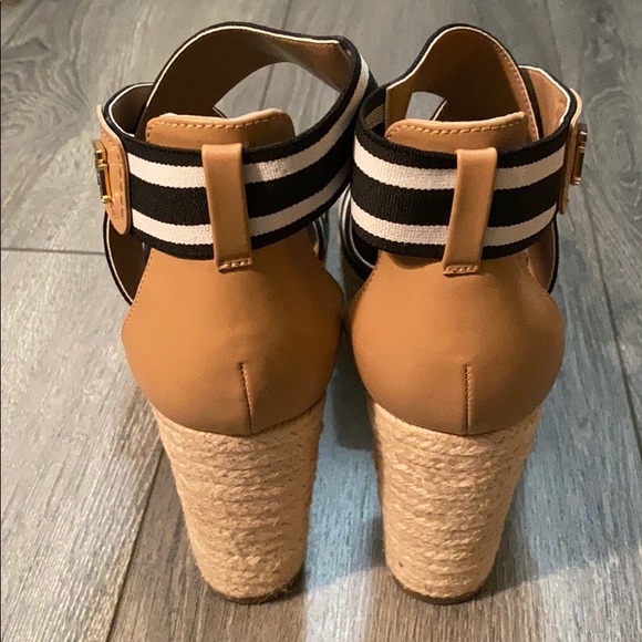 TH platform wedge - Picture 2 of 9